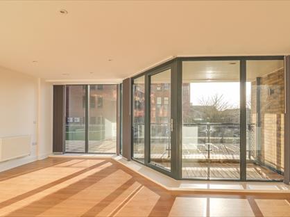 2 Bed Flat, New Park Road, SS7