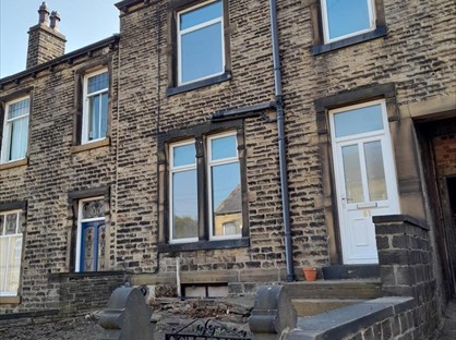 3 Bed Terraced House, Cross Lane, HD4