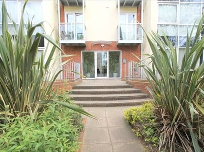 2 Bed Flat, Woodcote Road, SM6