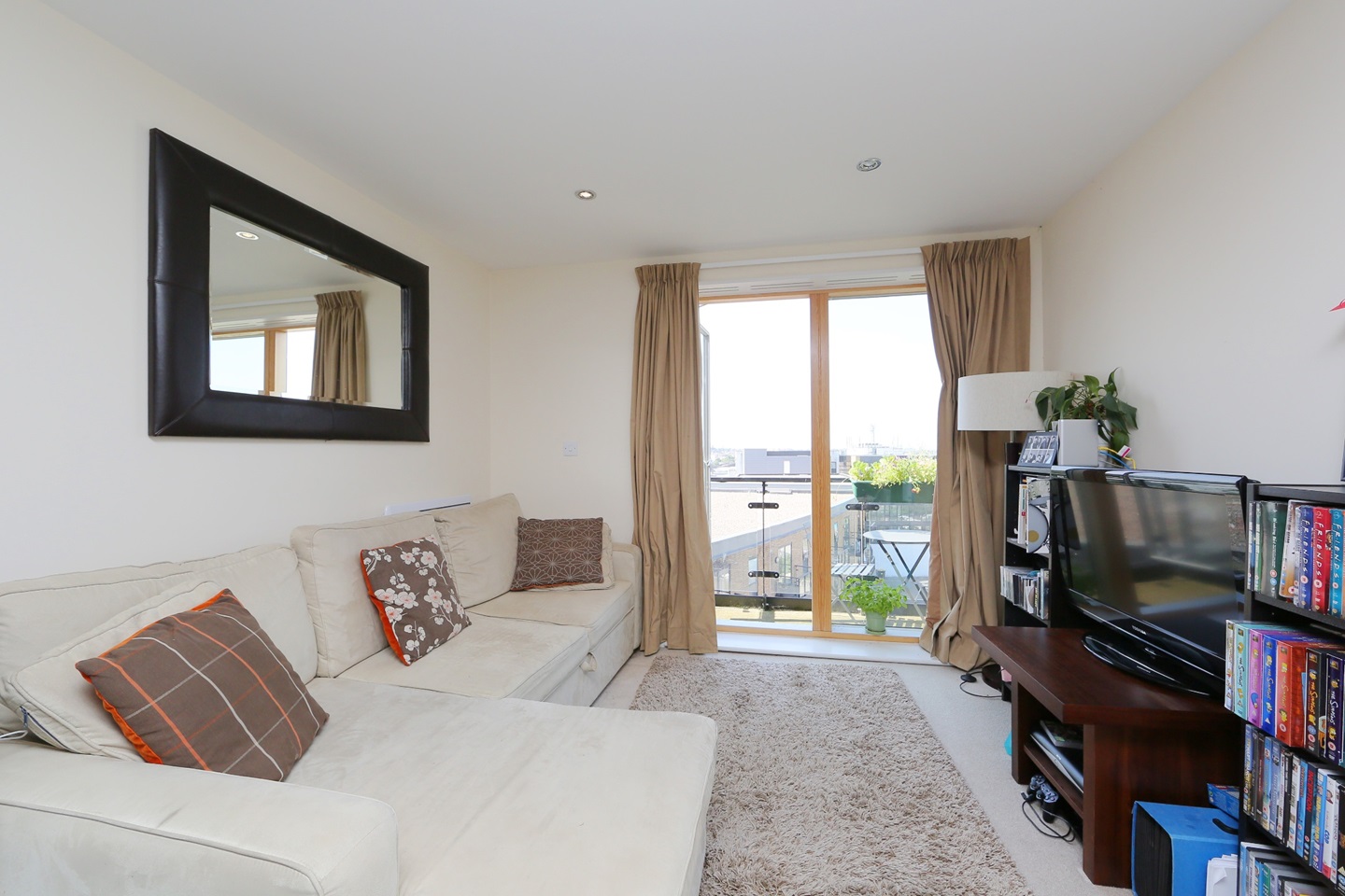London 1 Bed Flat, Reed House, SW19 To Rent Now for £1,350.00 p/m