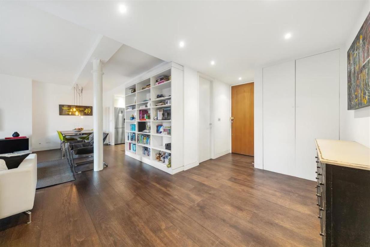 2 Bed Flat, Battersea Square, SW11 photo 3