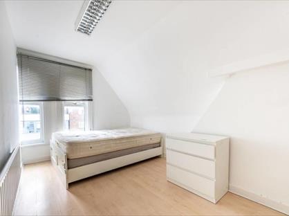 3 Bed Flat, Streatham High Road, SW16