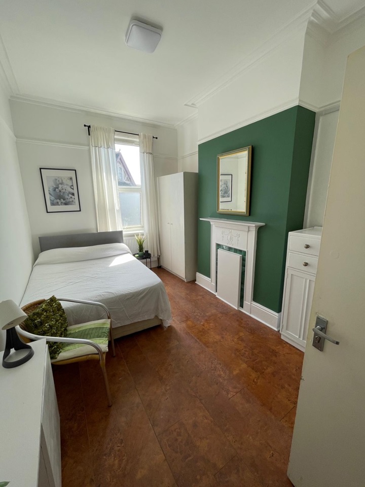 Southsea Room in a Shared House, Bembridge Crescent, PO4 To Rent