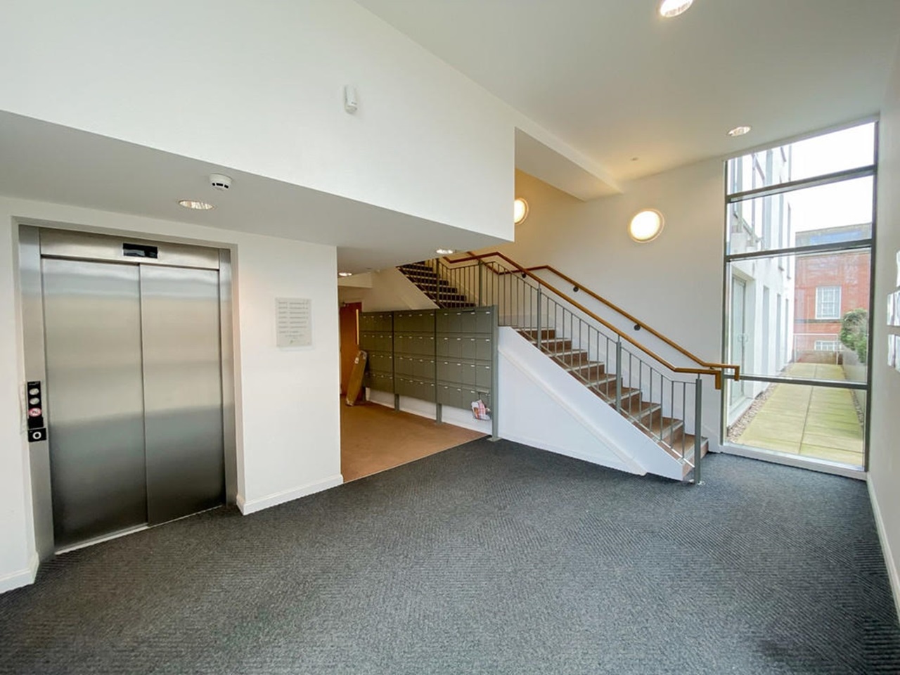 1 Bed Flat, Cathedral View, DE1 photo 2