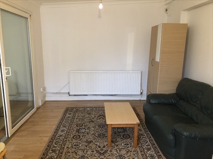 1 Bed Semi-Detached House, Munster Avenue, TW4