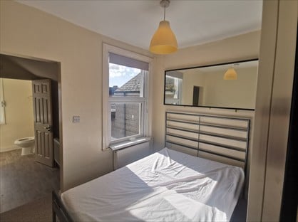 1 Bed Flat, County Rd, SN1