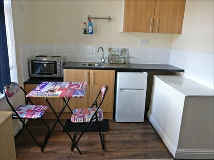 1 Bed Flat, Blackhouse Road, HD2