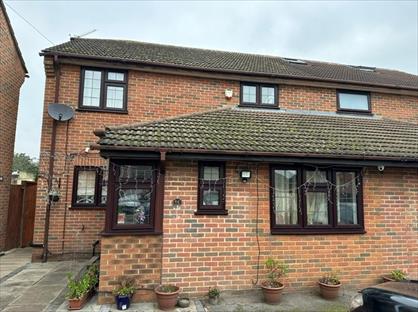 4 Bed Semi-Detached House, Broad Oak, SL2