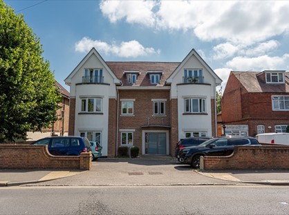 1 Bed Flat, Ladbroke Road, RH1