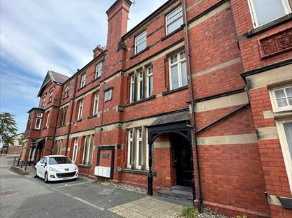 2 Bed Flat, Plas Meuryn, LL57