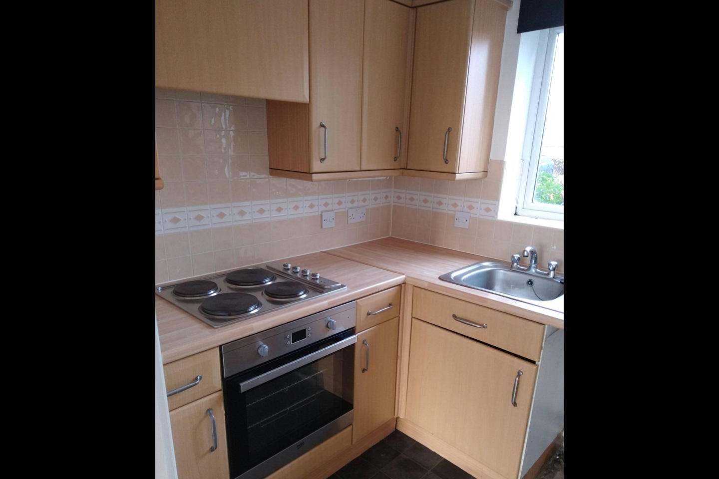 Grays 2 Bed Flat, Worthing Close, RM17 To Rent Now for £1,300.00 p/m