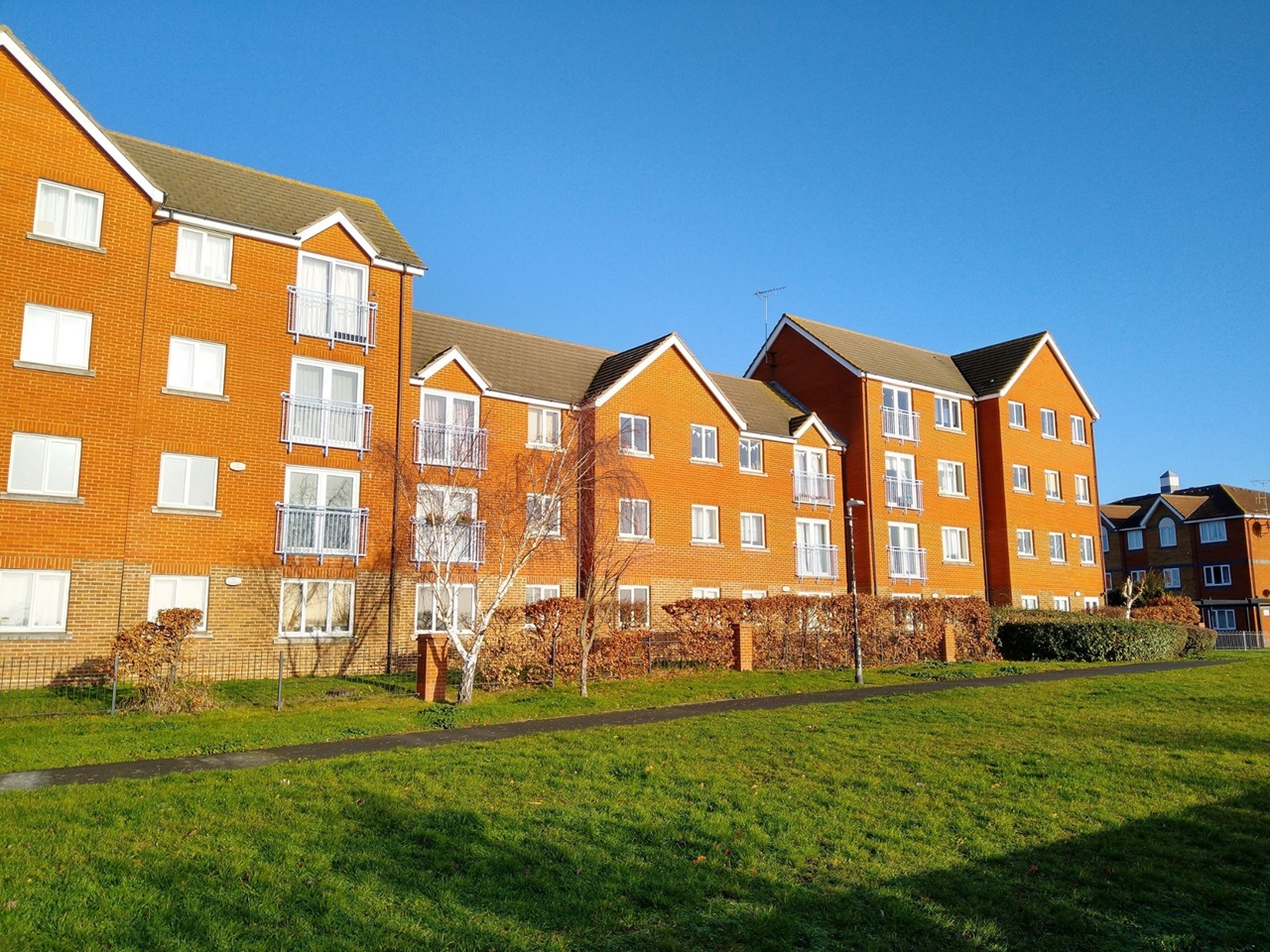 Grays 2 Bed Flat, Worthing Close, RM17 To Rent Now for £1,300.00 p/m
