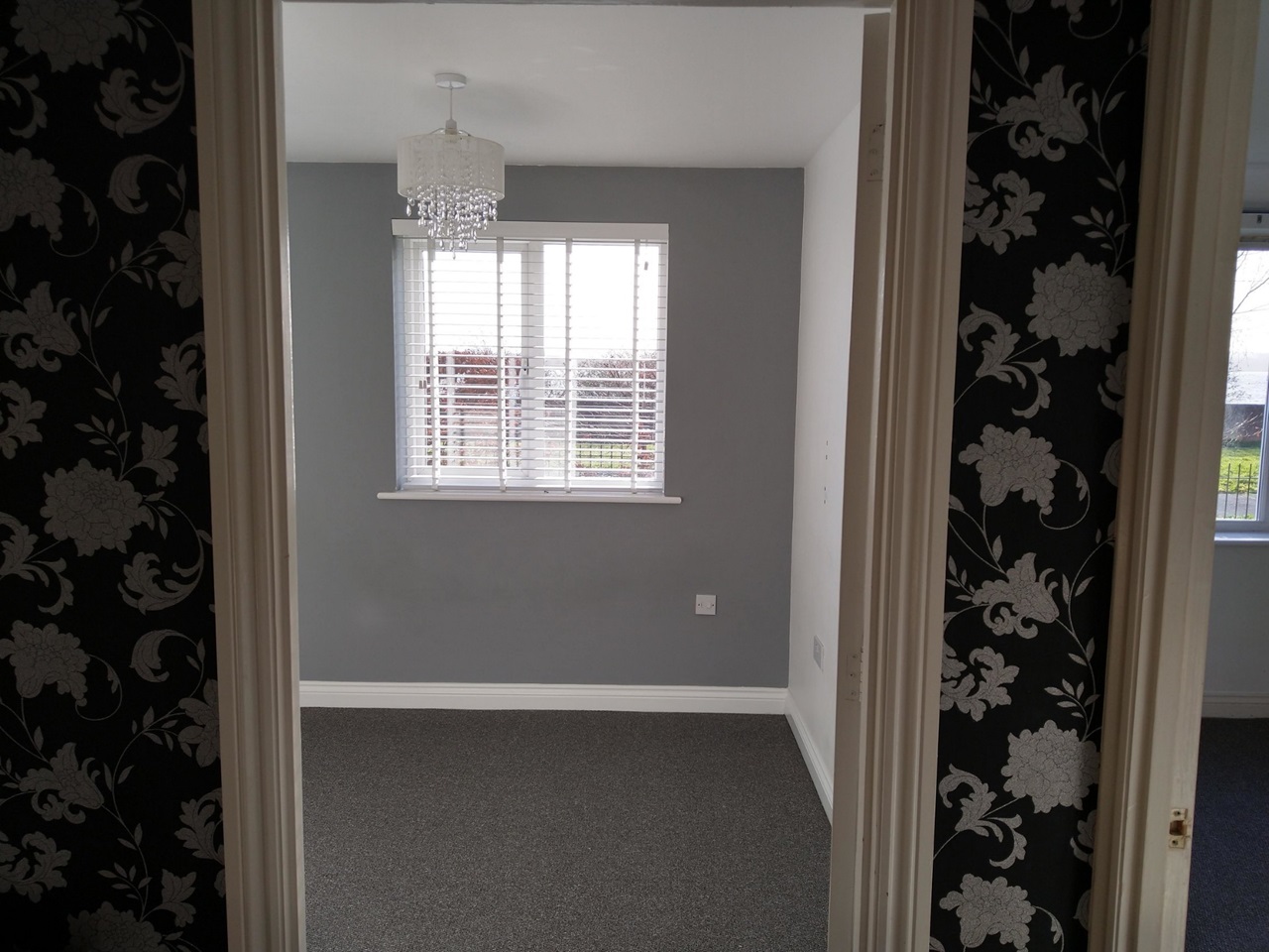 Grays 2 Bed Flat, Worthing Close, RM17 To Rent Now for £1,300.00 p/m