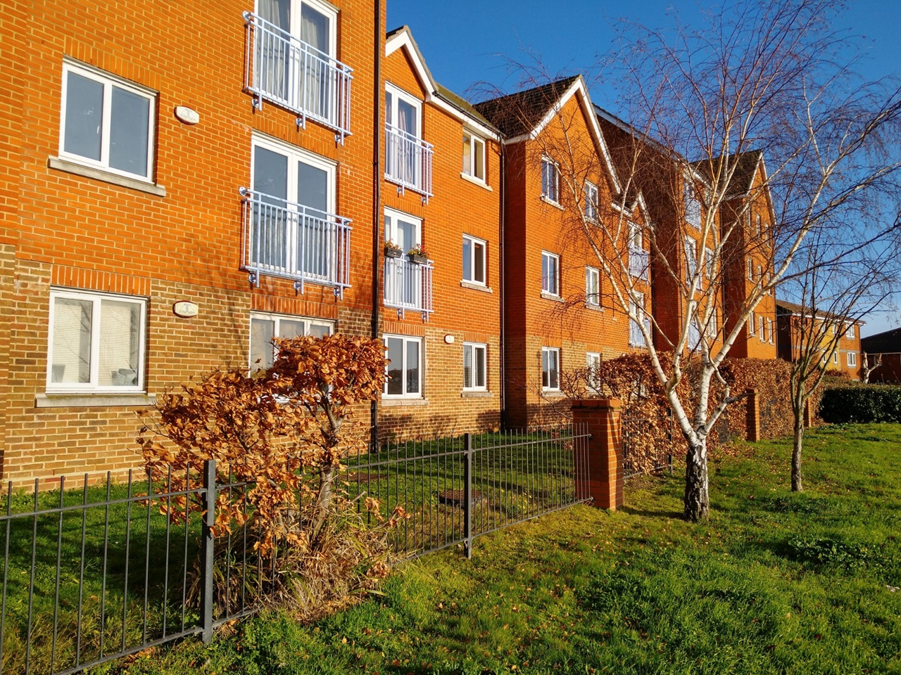 Grays 2 Bed Flat, Worthing Close, RM17 To Rent Now for £1,300.00 p/m