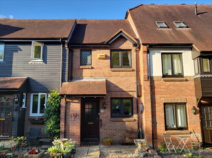 2 Bed Terraced House, Thornhill Close, HP7