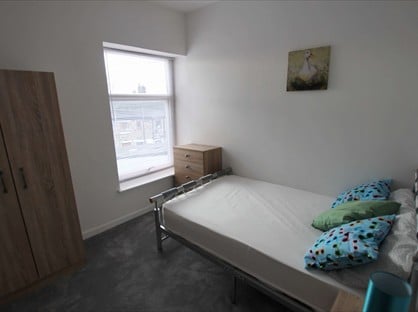 Room in a Shared House, Ashton Road, SK14
