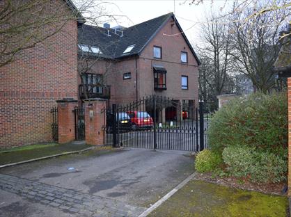 2 Bed Flat, Moormede Crescent, TW18