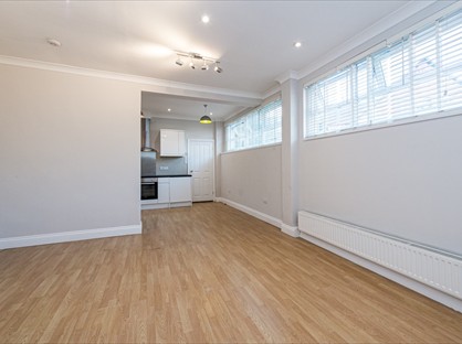 1 Bed Flat, The Crescent, KT22