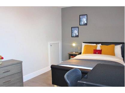 Room in a Shared House, Shaw Heath, SK2