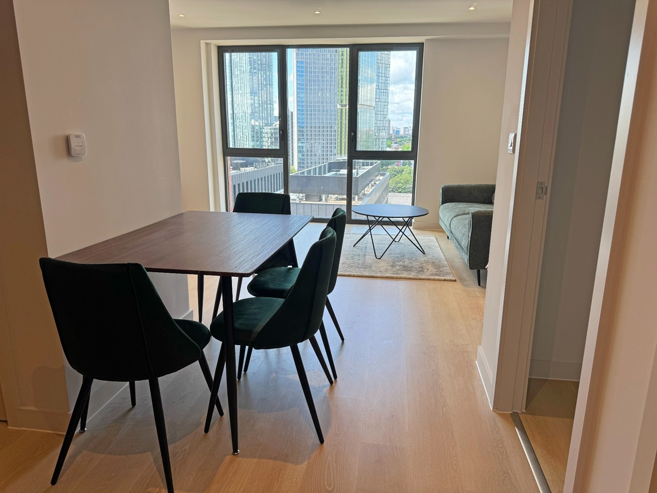 2 Bed Flat, Waterhouse Tower, M3 photo 3