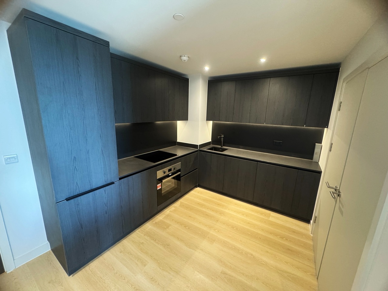 2 Bed Flat, Waterhouse Tower, M3 photo 4