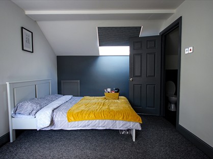 Room in a Shared House, Strawberry Hill, M6