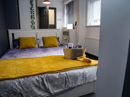 Room in a Shared House, Ukraine Road, M7