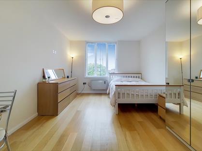 Studio Flat, Earls Court Road, W8