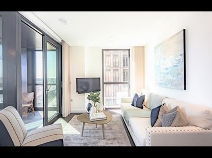 2 Bed Flat, Charles Clowes Walk, SW11