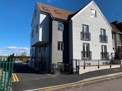 3 Bed Penthouse, Harbour View, DA11