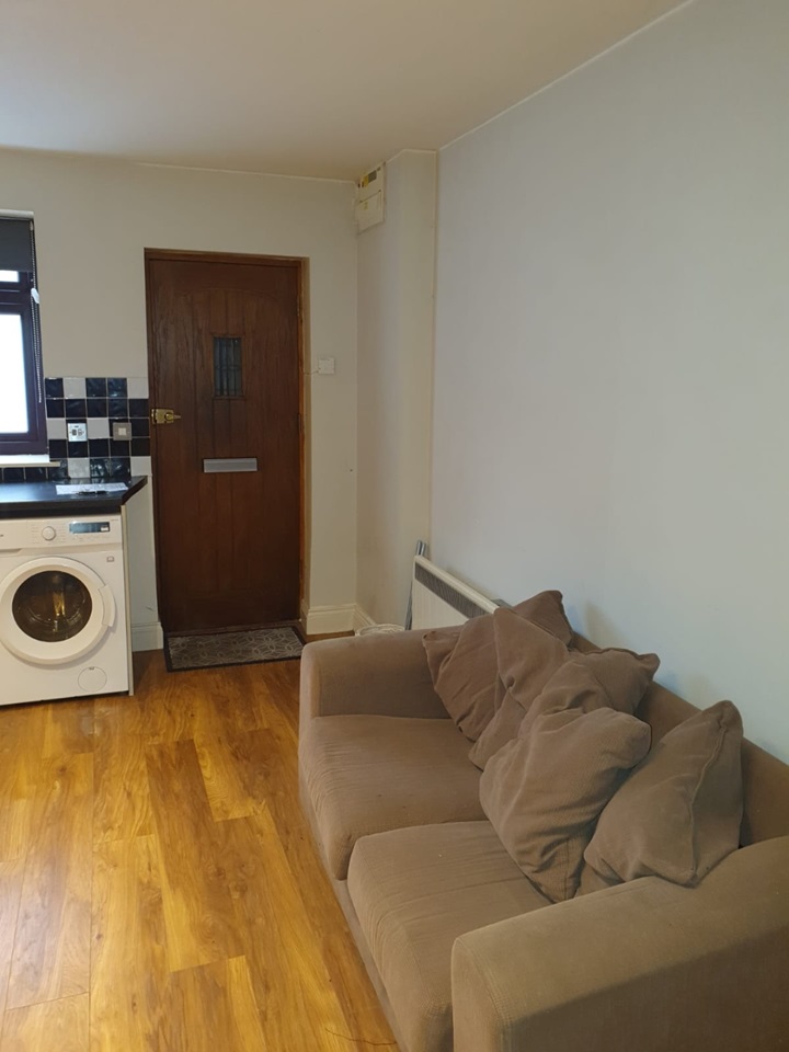 Dartford - Studio Flat, The Brent, DA1 - To Rent Now for £950.00 p/m