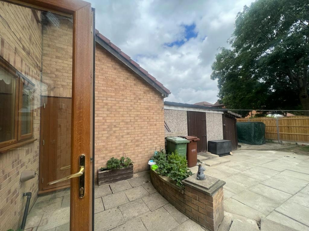 Wakefield 3 Bed Detached House, Parkinson Close, WF1 To Rent Now