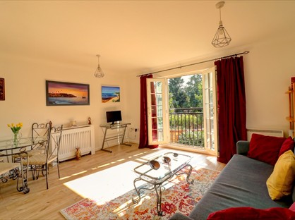 2 Bed Flat, Queensberry Place, E12
