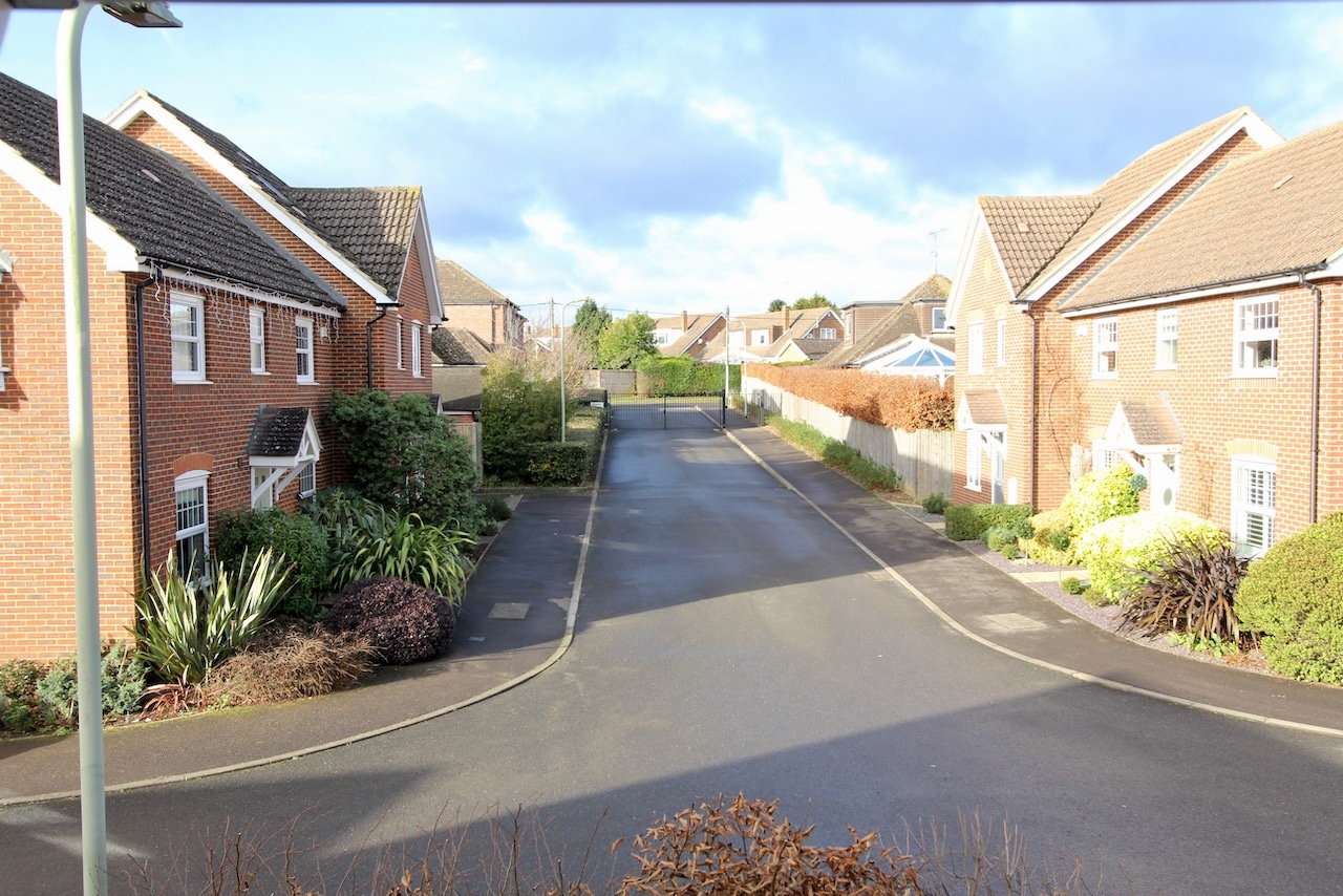 Shinfield, Reading 5 Bed Detached House, Oatlands Chase, RG2 To