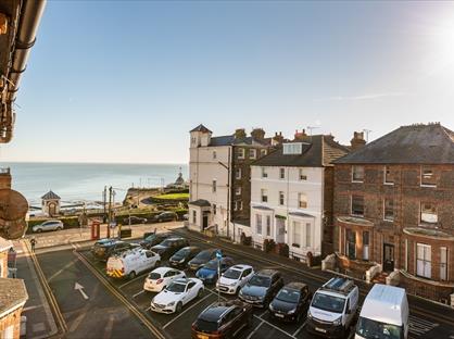 1 Bed Flat, Sandringham Court, CT10