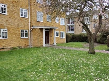 2 Bed Flat, Waters Drive, TW18