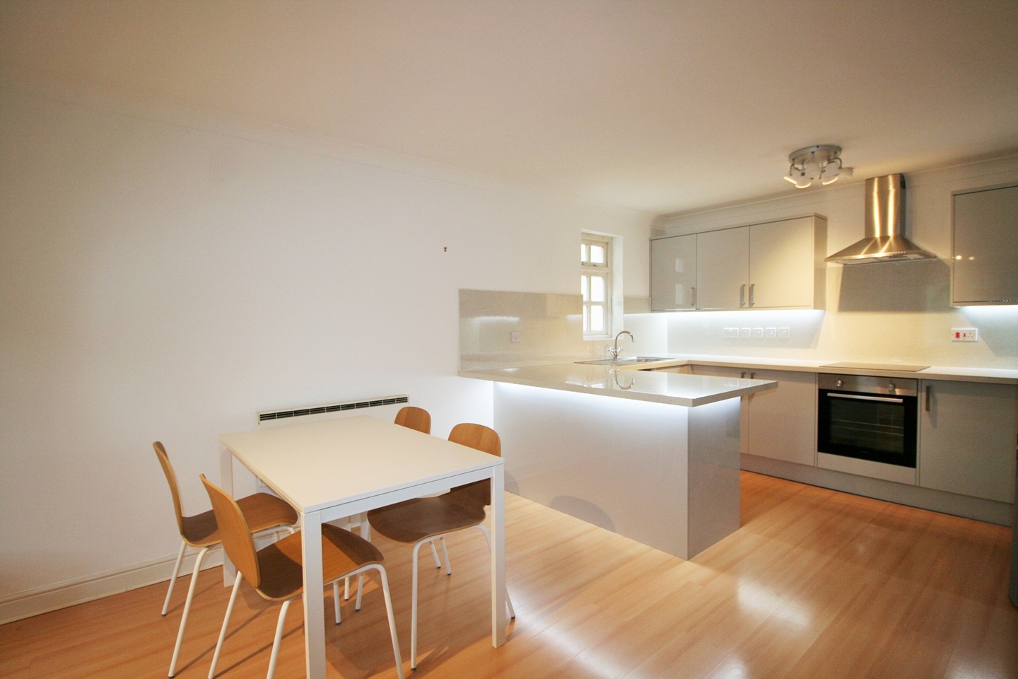 2 Bed Flat, Hadfield Close, M14, N1 7GU