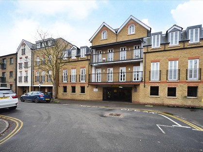 2 Bed Flat, Hampton Court Mews, KT8