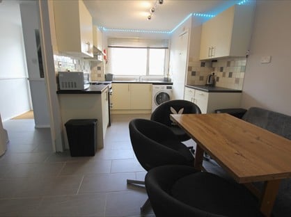 Room in a Shared House, Park Barn Drive, GU2