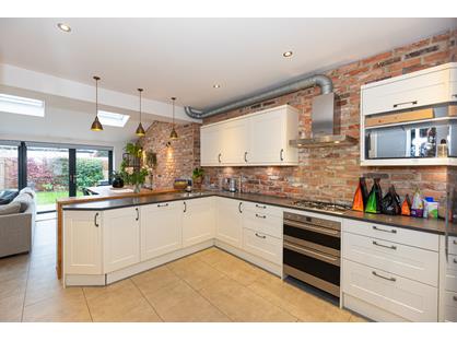 4 Bed Terraced House, Oakway, SW20