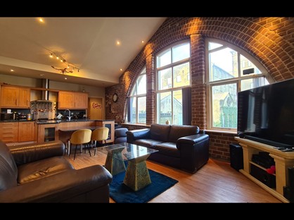 2 Bed Flat, Gladstone's Corner, HD3