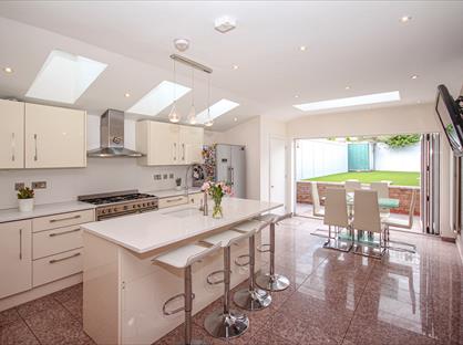 5 Bed Terraced House, Standen Road, SW18
