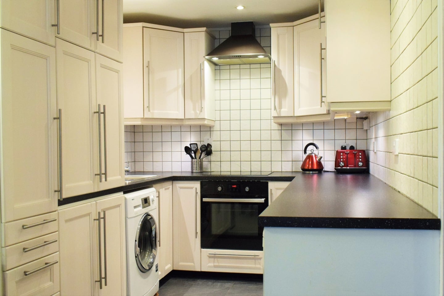 2 Bed Flat, Coke Street, E1 photo 2