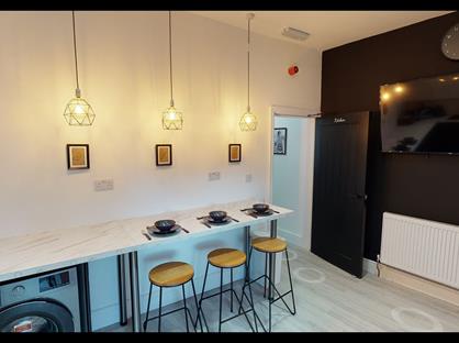 6 Bed Terraced House, Park Bank, M5