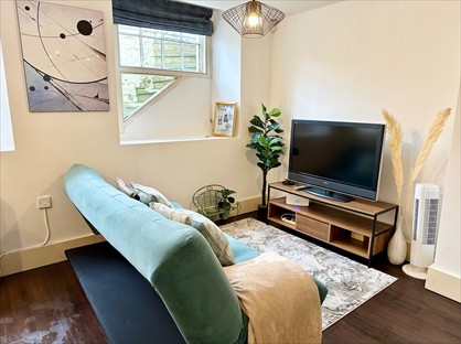 1 Bed Flat, Hampton Court Road, KT8