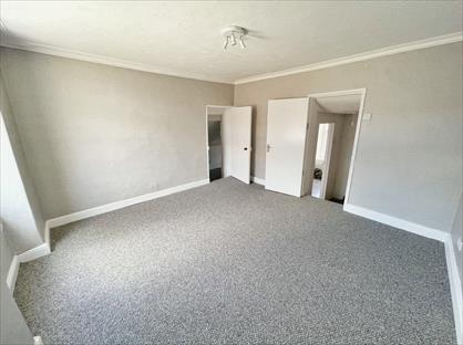 2 Bed Flat, High Street, GL10