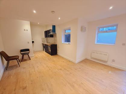 Studio Flat, Queens Road, SE15