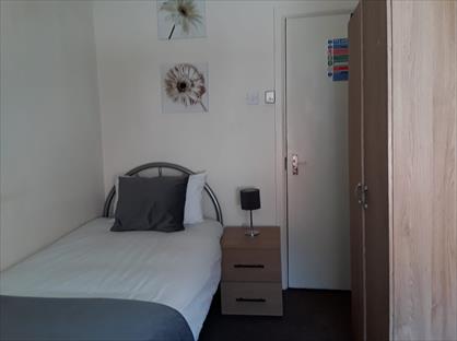 Room in a Shared House, Market Street, S80