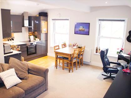 1 Bed Flat, Upper High Street, KT17