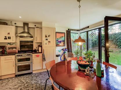 2 Bed Flat, Hicken Road, SW2